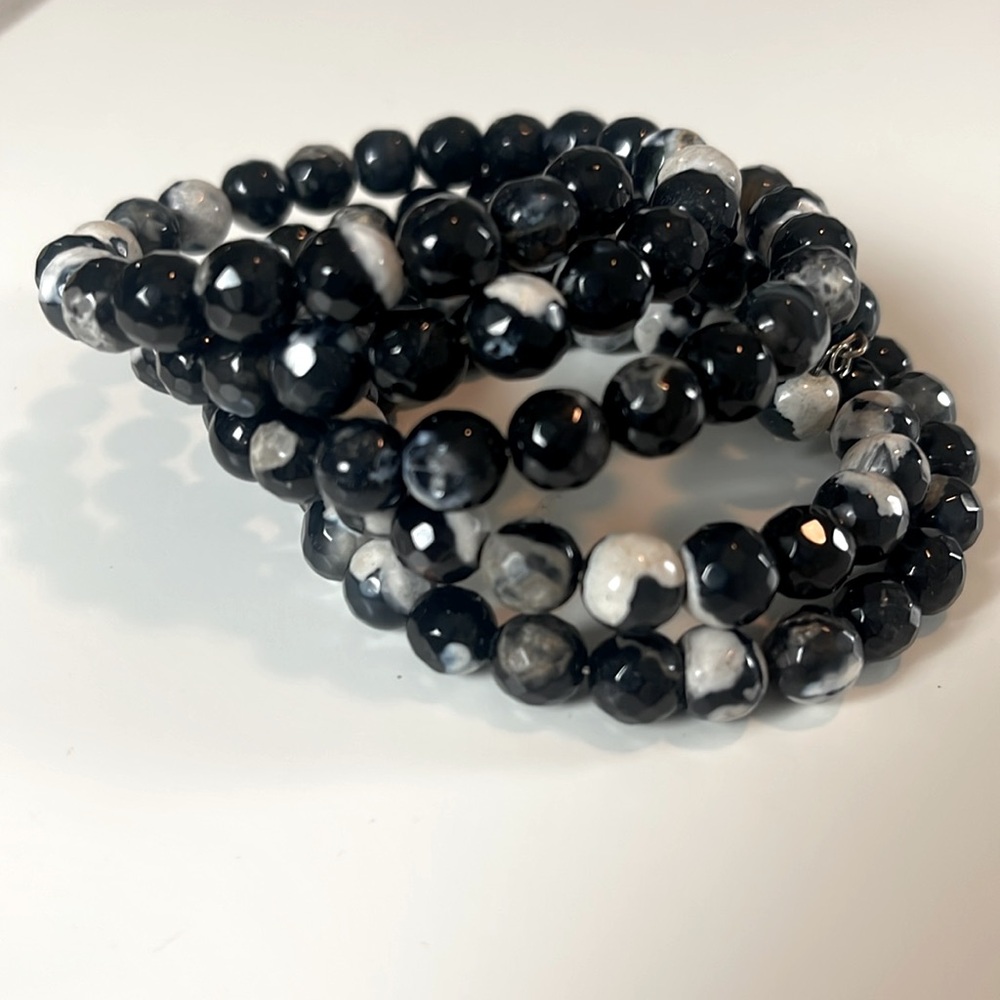 SAVVY CIE BLACK & IVORY AGATE COIL WRAP BRACELET - Picture 3 of 4